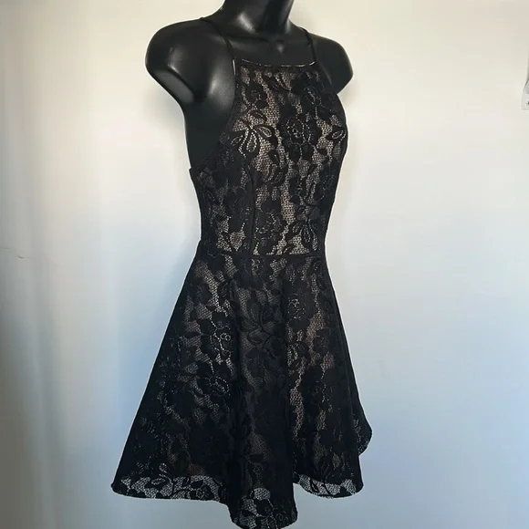 Elegant Black Lace Dress - Picture 8 of 16